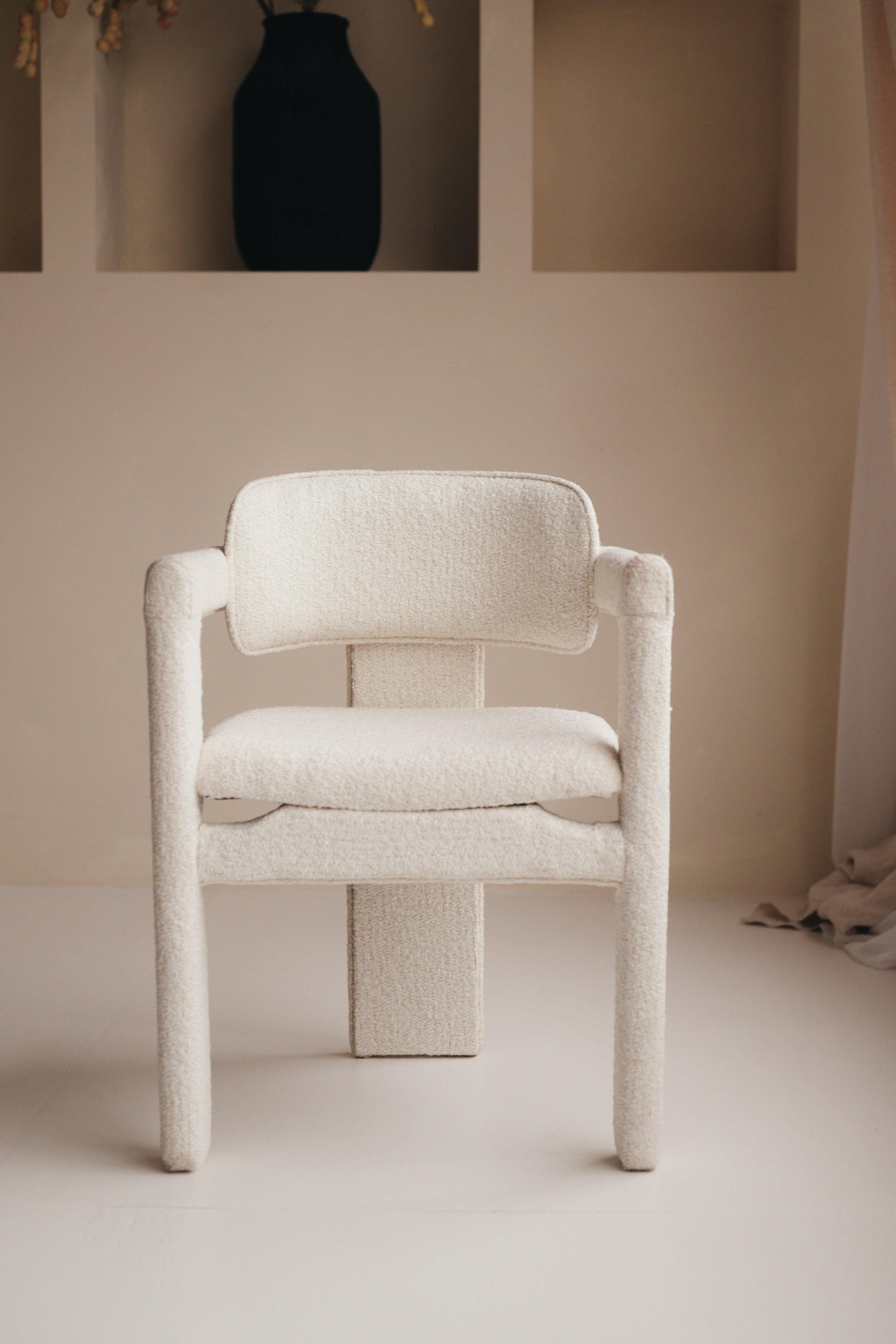 Janssen Japandi Bouclé — Minimalistische Eetkamerstoel