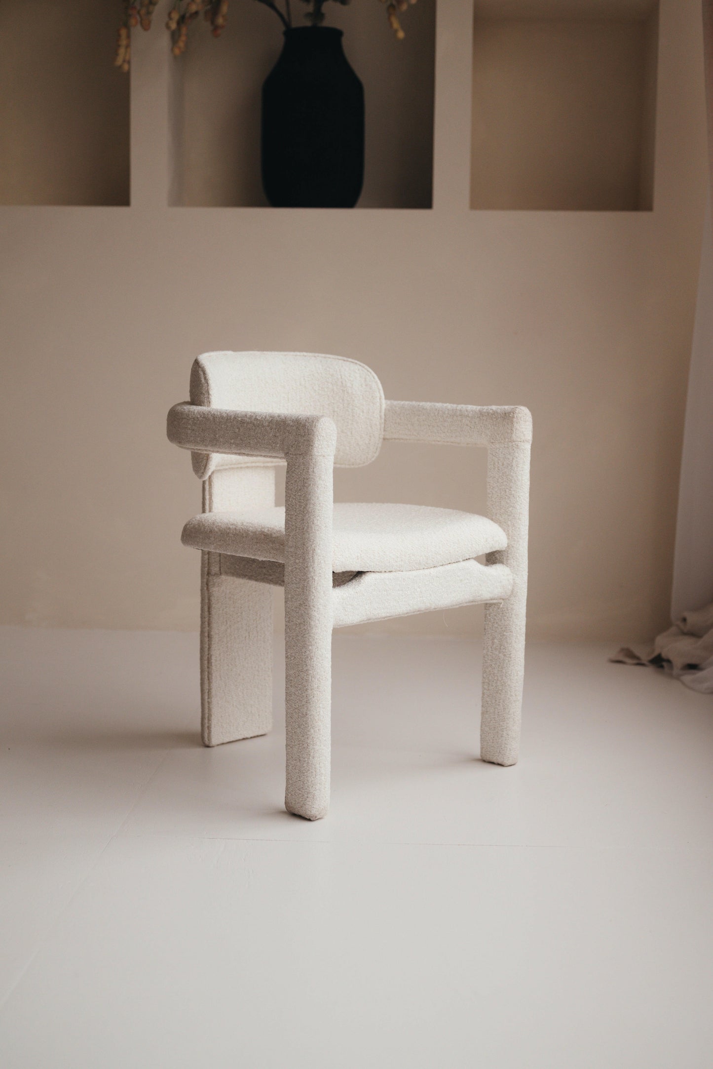 Janssen Japandi Bouclé — Minimalistische Eetkamerstoel